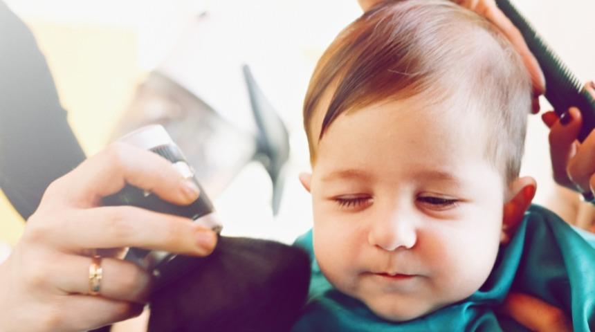 Her defasında ayrı bir işkenceye d&ouml;nen g&uuml;n! Bebeğinizin sa&ccedil;ını onu &uuml;rk&uuml;tmeden nasıl kestirirsiniz?