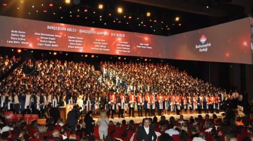 Bah&ccedil;eşehir Koleji İstanbul Kamp&uuml;slerindeki 929 &Ouml;ğrencisini Mezun Etti