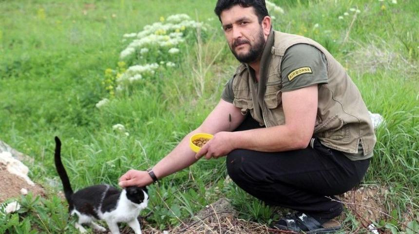 Sokak Hayvanları İ&ccedil;in Meşrubat Şişelerini Topluyor