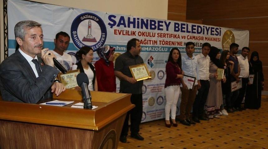 Evlilik Okulundan 158 &Ccedil;ift Daha Sertifikasını Aldı