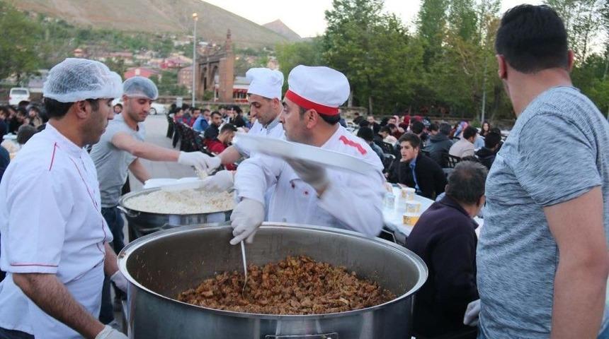 Bitlis&rsquo;te İftar &Ccedil;adırına Yoğun İlgi