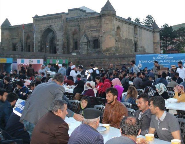 Bitlis’te İftar Çadırına Yoğun İlgi