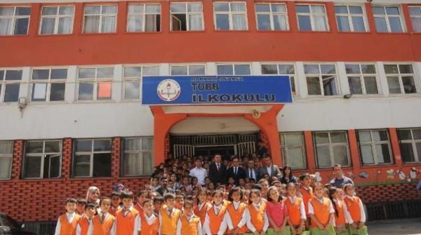 30 Yıl Sonra Ziyaret Ettiği Okulundaki &Ouml;ğrencilere Eşofman Hediye Etti