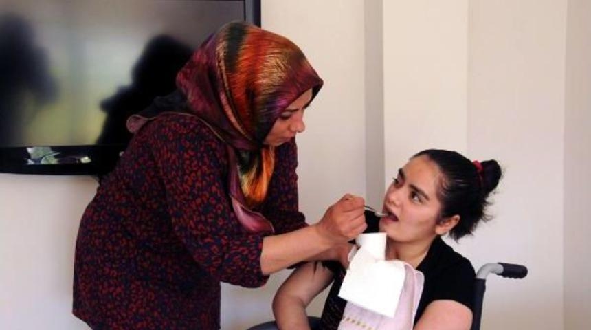 Elazığlı 19 Yaşındaki Y&uuml;r&uuml;me Ve Konuşma Engelli Melisa, Yardım Bekliyor