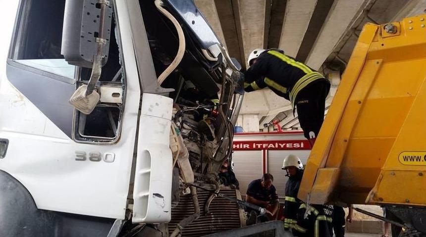 Kuşadası&rsquo;nda Hafriyat Kamyonu Tır İle &Ccedil;arpıştı: 1 Yaralı