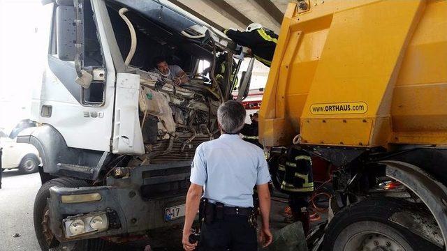 Kuşadası’nda Hafriyat Kamyonu Tır İle Çarpıştı: 1 Yaralı