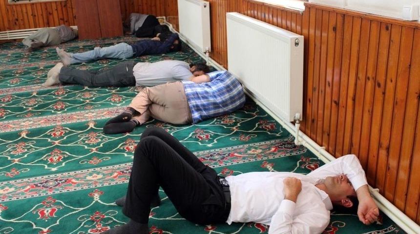 Vatandaşlar Serinlemek İ&ccedil;in Camiye Koşuyor