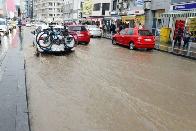 İzmir’de Sokaklar Dereye Döndü