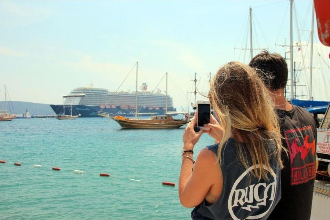 3 Bin 653 Turist Bir Anda Bodrum&rsquo;a Akın Etti