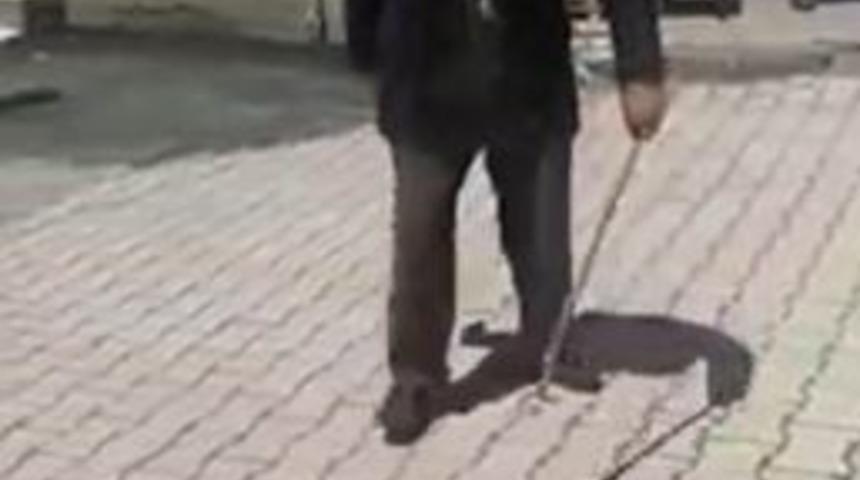 Topa&ccedil; &Ccedil;eviren Yaşlı Adam &Ccedil;ocukluk G&uuml;nlerine Geri D&ouml;nd&uuml;