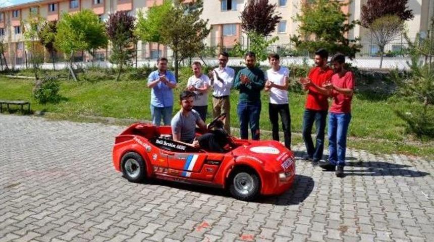 &Uuml;niversite &Ouml;ğrencileri &Ccedil;ocuk Yatağından Otomobil Yaptı