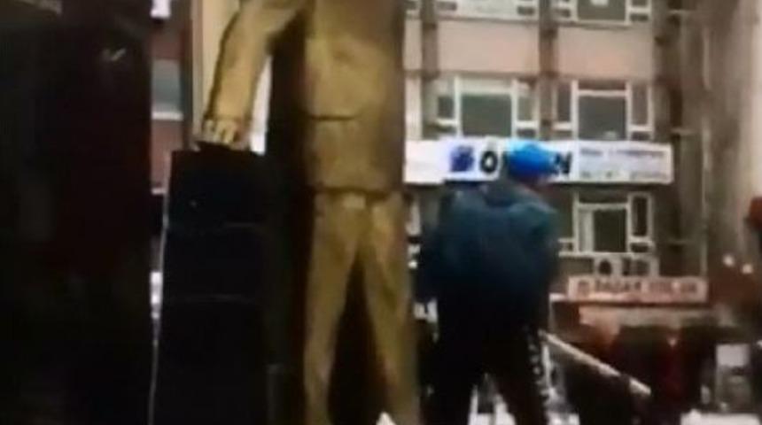 Atat&uuml;rk Anıtına Baltalı Saldırı Ş&uuml;phelisi Tutuklandı