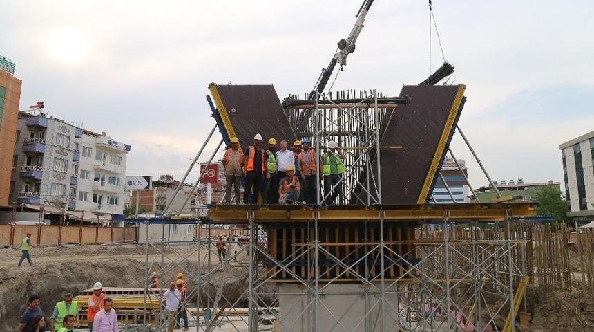 &Uuml;&ccedil;gen K&ouml;pr&uuml;l&uuml; Kavşağı Y&uuml;kselmeye Devam Ediyor