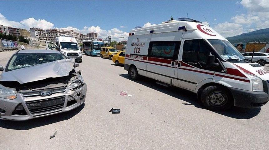 Trafik Kazası Sonrası Kavga &Ccedil;ıktı