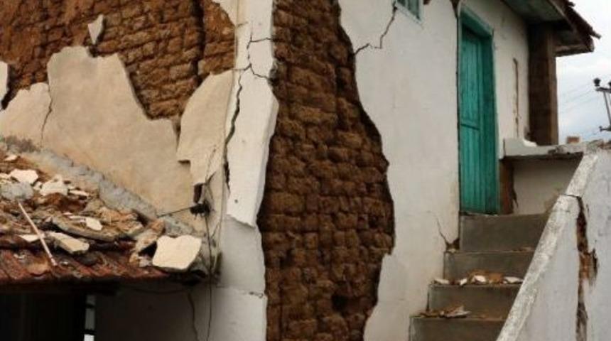 Deprem Bölgesinde Çadırda Yaşam Devam Ediyor