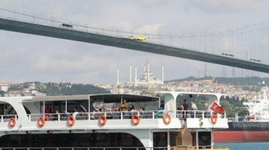 Fenerbahçe Bayrağı Şehitler Köprüsü’ne Tekrar Asıldı