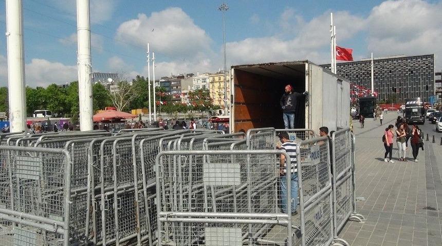Gezi Parkının &Ccedil;evresi Bariyerlerle &Ccedil;evrildi