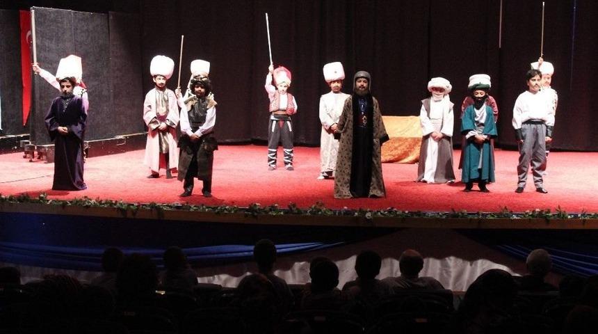 &Ccedil;ocuklar &rsquo;istanbul&rsquo;un Fethi 1453&rsquo; Tiyatrosunu Sahneledi