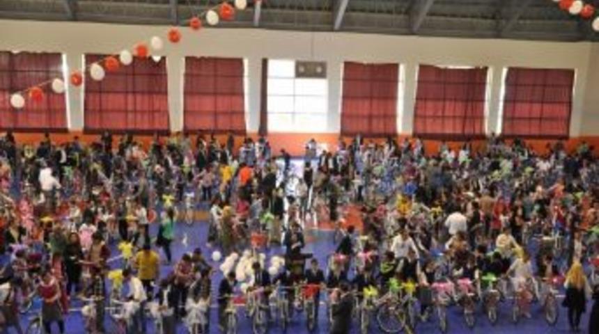 Bulanık’ta 500 Çocuğa Bisiklet Dağıtıldı