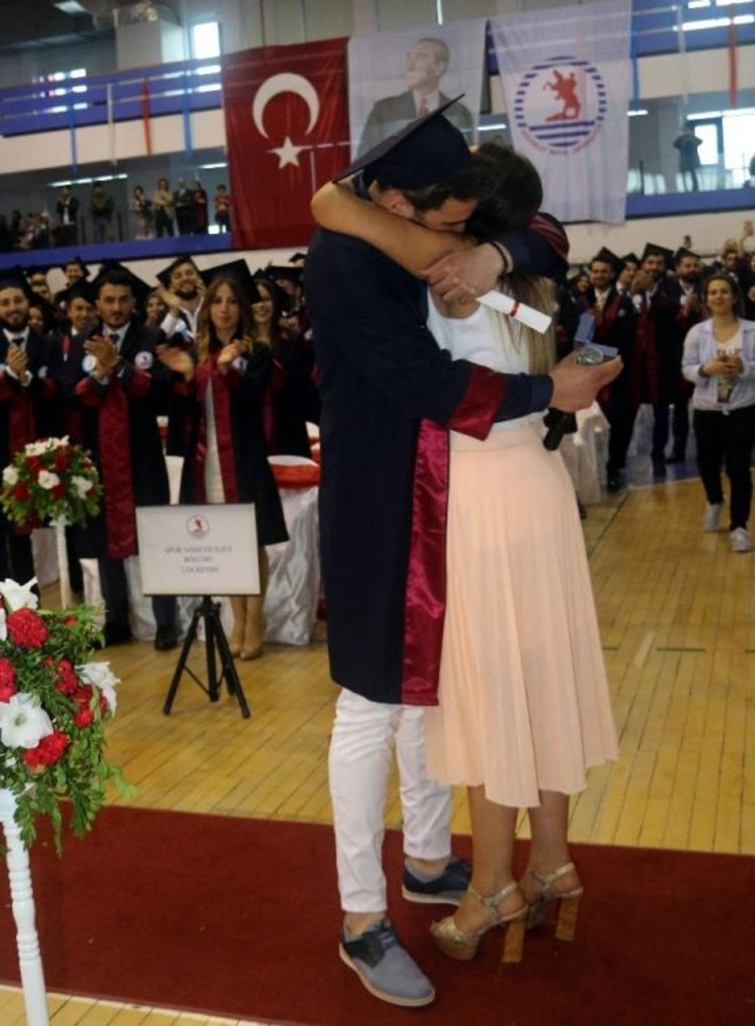 Mezuniyet T&ouml;reninde Evlilik Teklifi