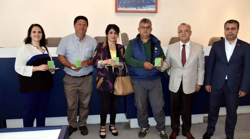 Salihli&rsquo;de &Uuml;reticilere Ana Arı Dağıtıldı