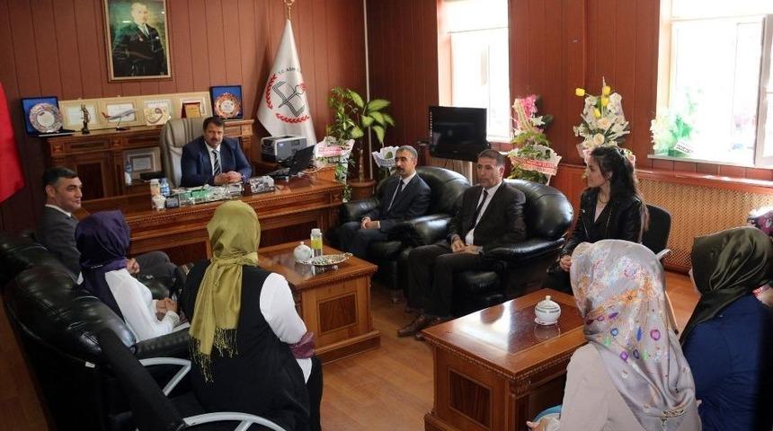 S&ouml;zleşmeli &Ouml;ğretmenlerden Milli Eğitim M&uuml;d&uuml;r&uuml; Turan&rsquo;ı Ziyaret Etti