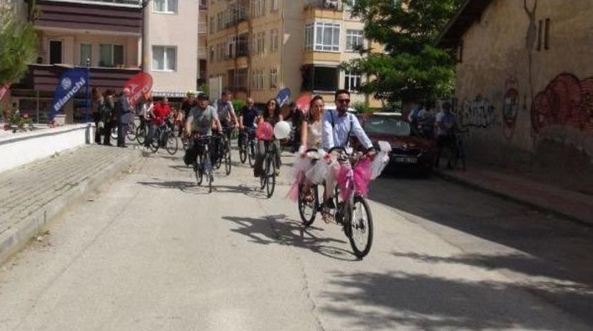 &Ccedil;evreci &Ccedil;ift Nikah Salonuna Bisikletle Gitti