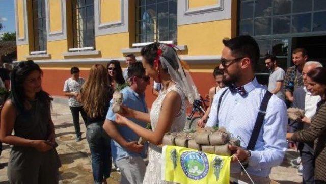 Çevreci Çift Nikah Salonuna Bisikletle Gitti