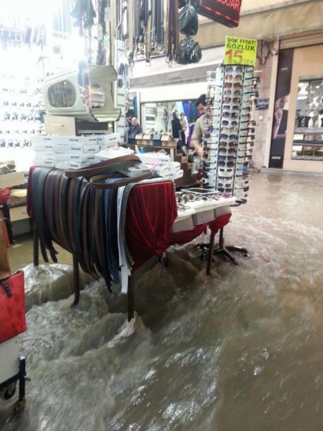 İzmir&rsquo;de Hayatı Fel&ccedil; Eden Yağmurla Ara&ccedil;lar Da S&uuml;r&uuml;klendi