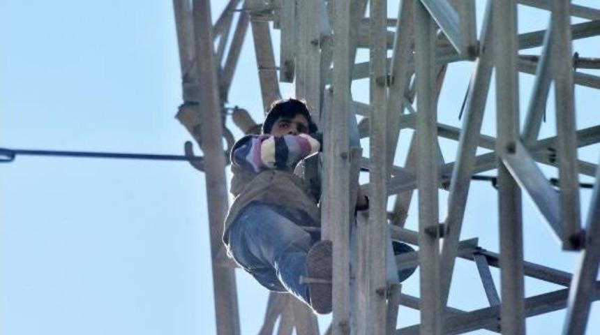 Y&uuml;ksek Gerilim Hattında Intihara Kalkıştı, 5 Saatte Anca Ikna Edildi