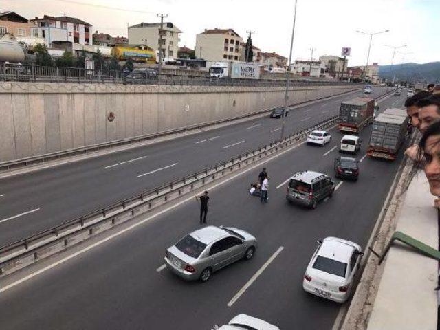 Otomobilin Çarptığı Genç 10 Metre Yüksekten Alttaki Yola Düştü