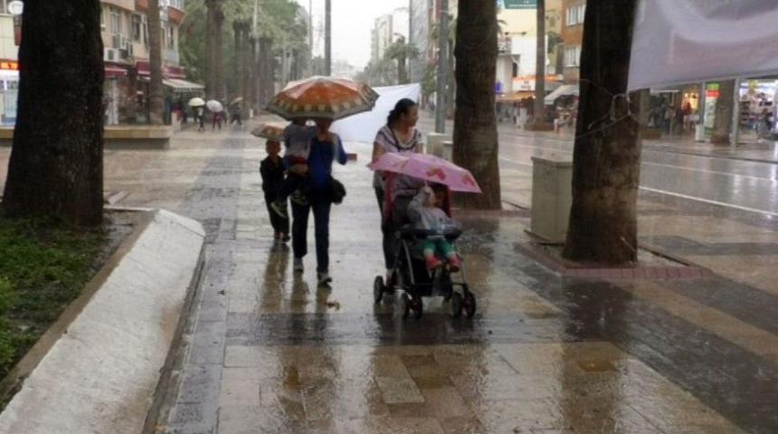 Denizli&rsquo;de, Sağanak Yağış Etkili Oldu