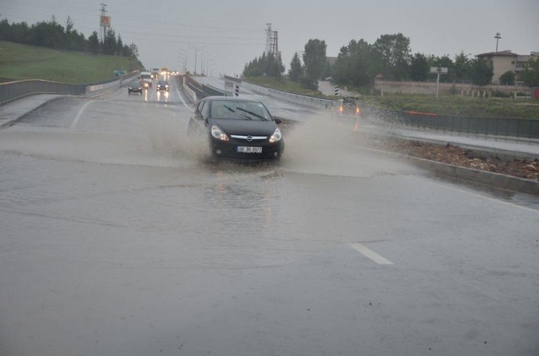 Bilecik&rsquo;te Sağanak Yağmur