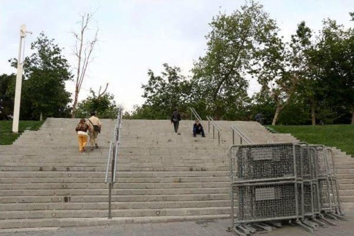 Gezi Parkı'nın Bir Kısmı Bariyerlerle Çevrildi