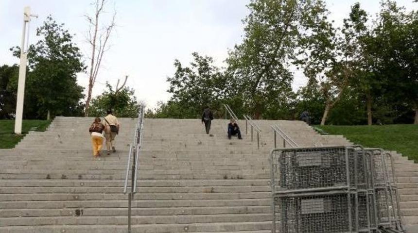 Gezi Parkı'nın Bir Kısmı Bariyerlerle &Ccedil;evrildi
