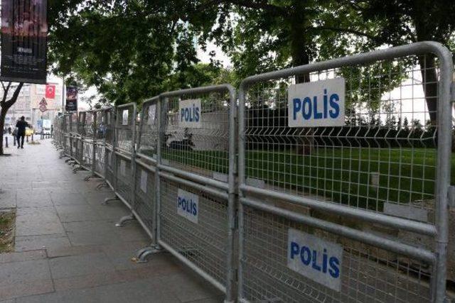 Gezi Parkı'nın Bir Kısmı Bariyerlerle Çevrildi