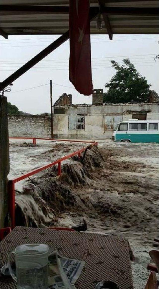 Söke'de Sağanak Yağış Sele Dönüştü