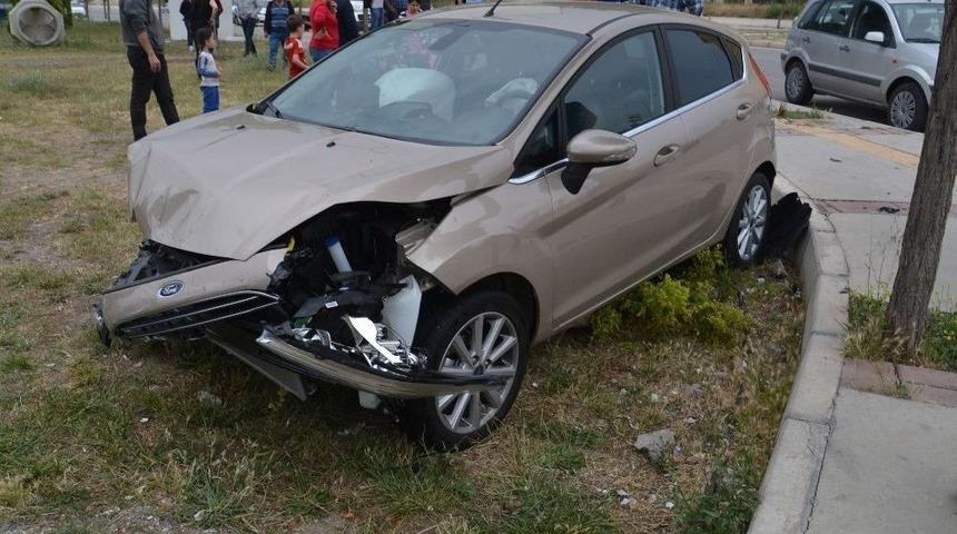 Aliağa&rsquo;da İki Otomobil &Ccedil;arpıştı: 1 Yaralı