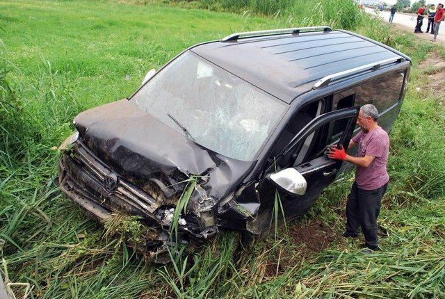 Manisa’da Minibüs Şarampole Uçtu: 3 Yaralı