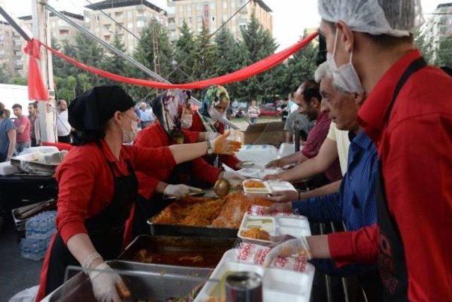 Chp Diyarbakır'da Her Gün Bin 200 Kişiye Iftar Yemeği Veriyor