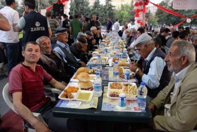 Chp Diyarbakır'da Her Gün Bin 200 Kişiye Iftar Yemeği Veriyor