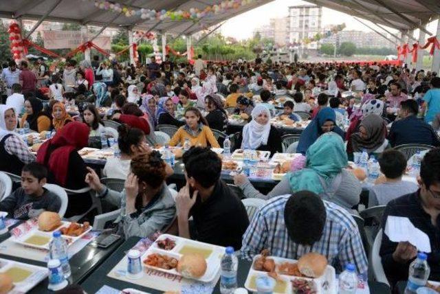 Chp Diyarbakır'da Her Gün Bin 200 Kişiye Iftar Yemeği Veriyor