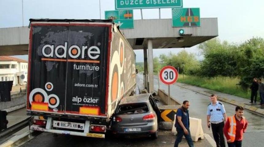 Tem Gişesine Aynı Anda Gıren Tır Ile Otomobil Sıkıştı