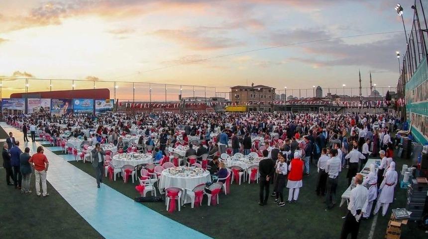 Gaziosmanpaşa&rsquo;da Mezuniyet Sevinci Yaşayan 3 Bin 500 Liseli Birlikte İftar Yaptı