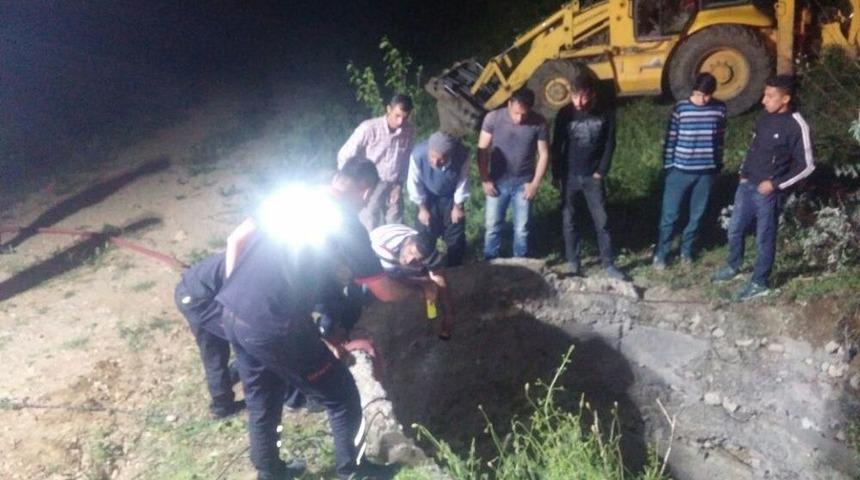 Kuyuya D&uuml;şen İneği İtfaiye Kurtardı