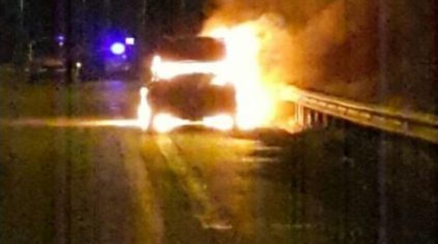 Başkent&rsquo;te Seyir Halindeki Otomobil Alev Alev Yandı