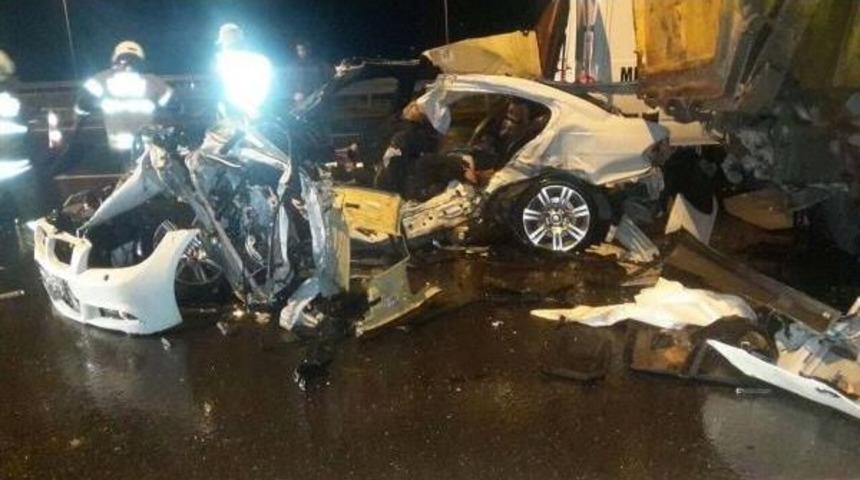 Otomobil Yol Kenarında Duran Kamyona &Ccedil;arptı: 3 &Ouml;l&uuml;, 1 Yaralı