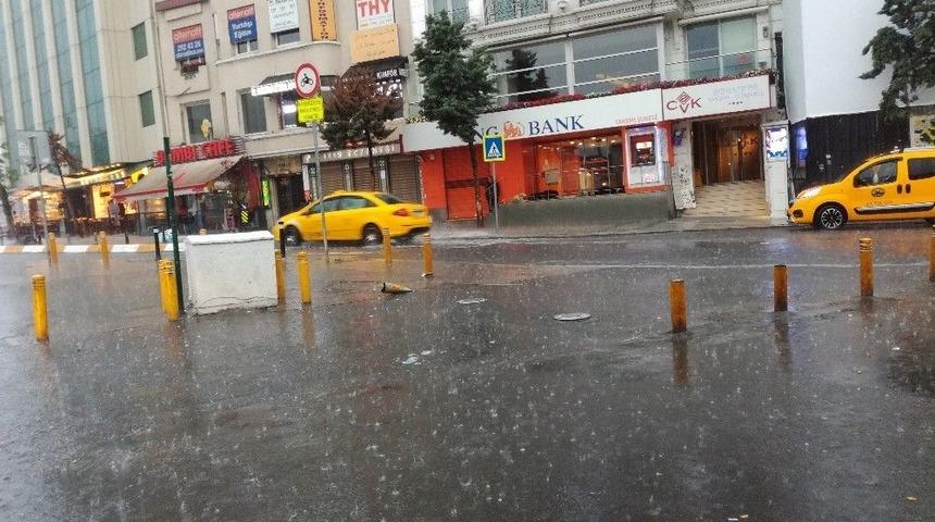 İstanbul’da Sağanak Yağış Etkili Oldu