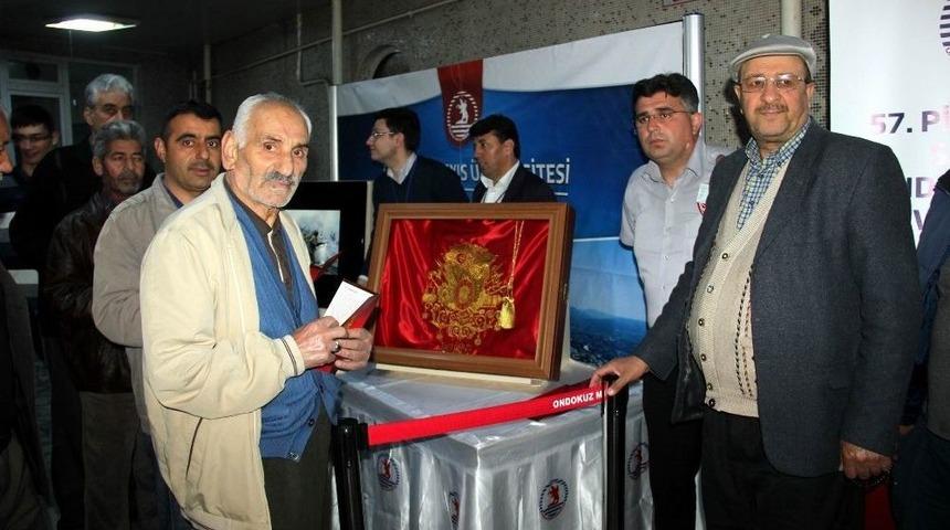 57. Alay Sancağı Camilerde Sergileniyor