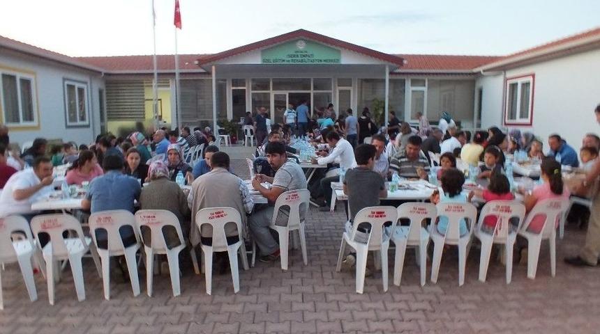 Engelliler Ve Aileleri İftar Sofrasında Buluştu